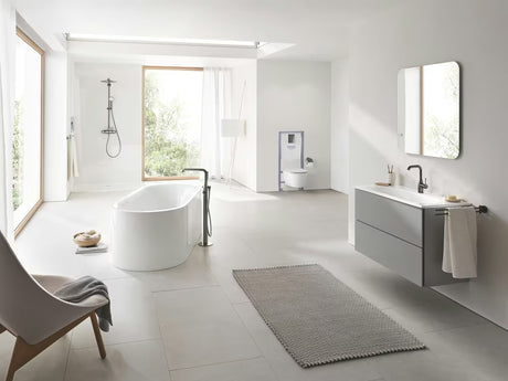 Jednoručna Baterija stojeća miješalica za umivaonik Grohe Essence s odvodom u izvedbi hard graphite.