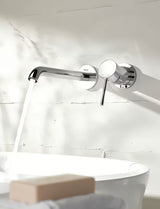 Kromirana podžbukna miješalica za umivaonik Grohe Essence New pro za zidnu montažu s ručicom i rozetom.