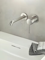 Podžbukna miješalica za umivaonik Grohe Essence New u mat izvedbi supersteel pro za zidnu montažu.