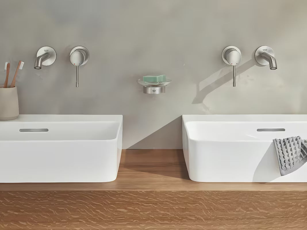 Podžbukna miješalica za umivaonik Grohe Essence New u mat izvedbi supersteel pro za zidnu montažu.