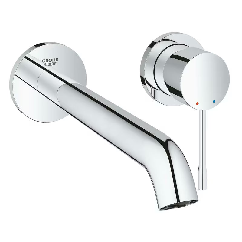 Kromirana podžbukna miješalica za umivaonik Grohe Essence New s ručicom za upravljanje i zidnom rozetom.