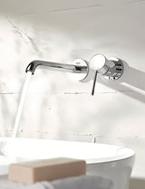 Kromirana podžbukna miješalica za umivaonik Grohe Essence New s ručicom za upravljanje i zidnom rozetom.