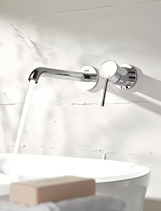 Kromirana podžbukna miješalica za umivaonik Grohe Essence New s ručicom za upravljanje i zidnom rozetom.