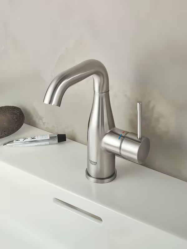 Umivaonička jednoručna baterija slavina Grohe Essence New s odvodom u izvedbi supersteel.