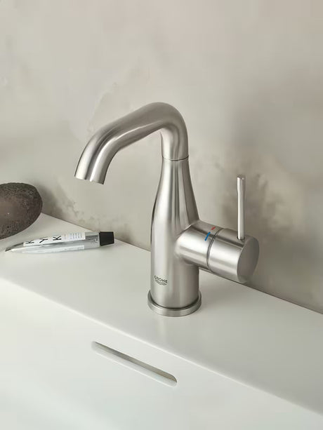 Umivaonička jednoručna baterija slavina Grohe Essence New s odvodom u izvedbi supersteel.