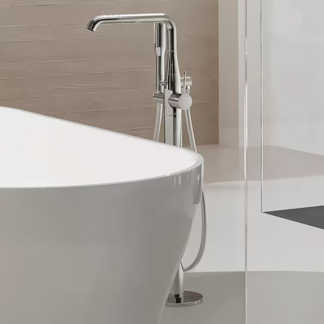 Podna miješalica za kadu Grohe Essence New u krom izvedbi s ručnim tušem i zakretnim izljevom