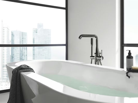 Podna miješalica za kadu Grohe Essence New s tuš setom u završnoj obradi Hard Graphite.