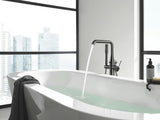 Podna miješalica za kadu Grohe Essence New s ručnim tušem u završnoj obradi brushed hard graphite.