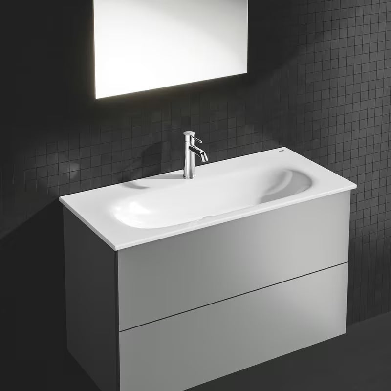 Kromirana jednoručna baterija miješalica za umivaonik Grohe Essence New s odvodnim setom i zakrivljenim izljevom.