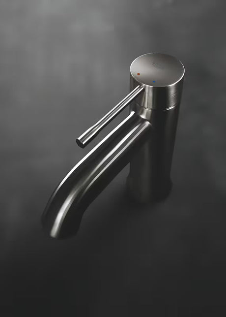 Grohe Essence New jednoručna baterija miješalica za umivaonik s visokim izljevom u završnoj obradi brushed hard graphite