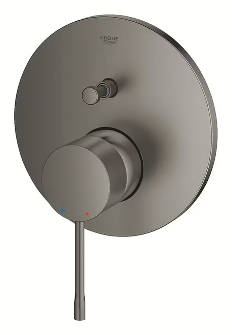 Podžbukna miješalica za tuš Grohe Essence New u izvedbi brushed hard graphite s 2-smjernim preusmjerivačem.