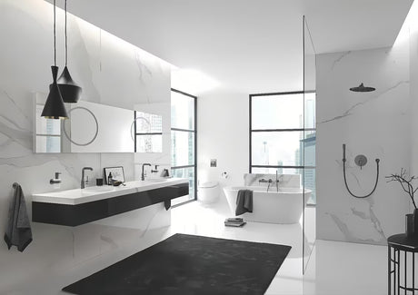 Podžbukna miješalica za tuš Grohe Essence New u izvedbi brushed hard graphite s 2-smjernim preusmjerivačem.