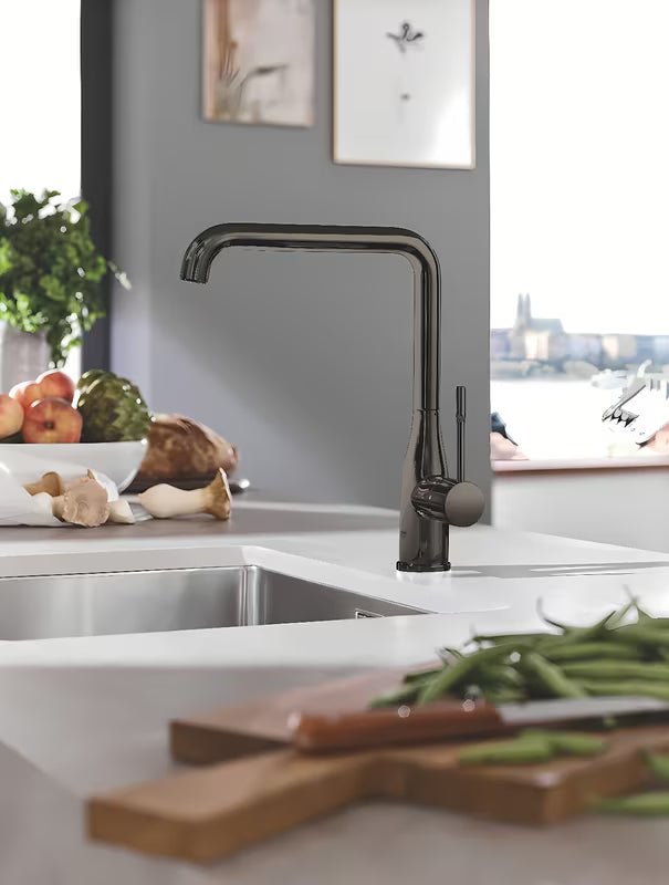 Kuhinjska jednoručna baterija slavina Grohe Essence New s visokim okretnim izljevom u izvedbi Hard Graphite.