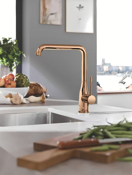 Sudoperska jednoručna baterija slavina Grohe Essence New s visokim zakretnim izljevom u izvedbi warm sunset