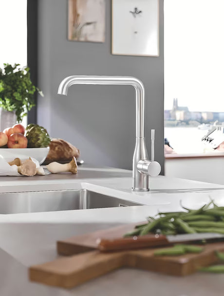 Kuhinjska slavina za sudoper Grohe Essence New s visokim zakretnim izljevom u izvedbi supersteel.