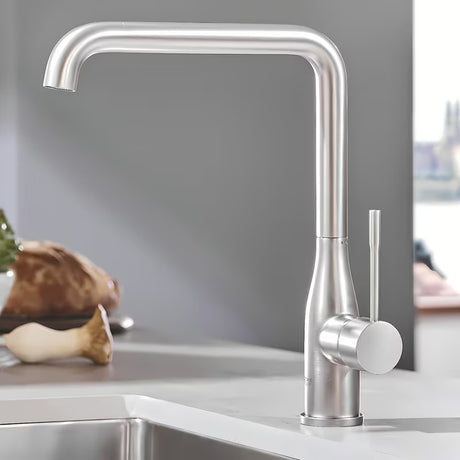 Kuhinjska slavina za sudoper Grohe Essence New s visokim zakretnim izljevom u izvedbi supersteel.