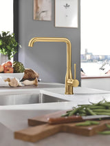 Grohe Essence New miješalica za sudoper s visokim zakretnim izljevom u završnoj obradi Brushed Cool Sunrise.