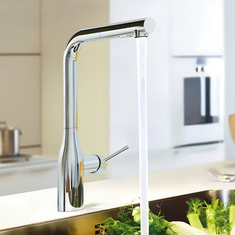Kromirana miješalica za sudoper Grohe Essence New s visokim zakretnim izljevom i izvlačnim tušem