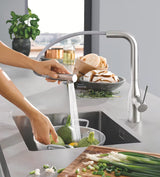 Grohe Essence New miješalica za sudoper s visokom zakretnom izljevnom cijevi i izvlačnim tušem u završnoj obradi supersteel.