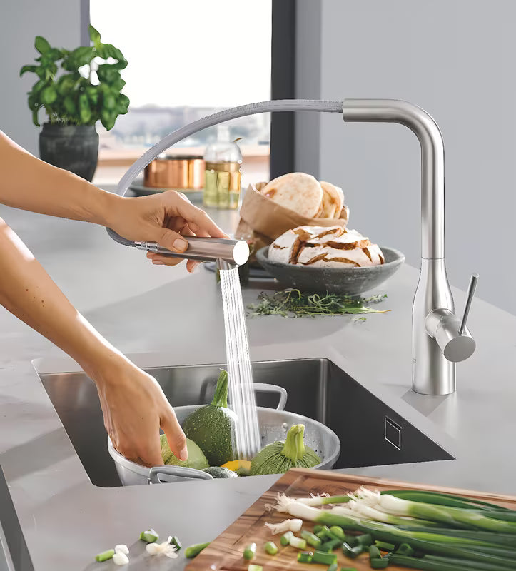 Grohe Essence New miješalica za sudoper s visokom zakretnom izljevnom cijevi i izvlačnim tušem u završnoj obradi supersteel.