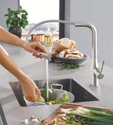 Grohe Essence New miješalica za sudoper s visokom zakretnom izljevnom cijevi i izvlačnim tušem u završnoj obradi supersteel.