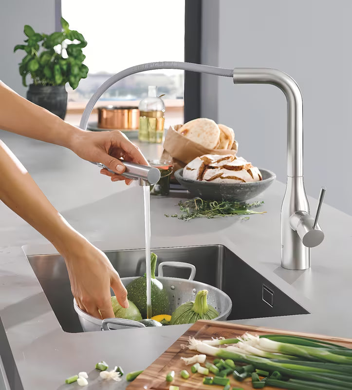 Grohe Essence New miješalica za sudoper s visokom zakretnom izljevnom cijevi i izvlačnim tušem u završnoj obradi supersteel.