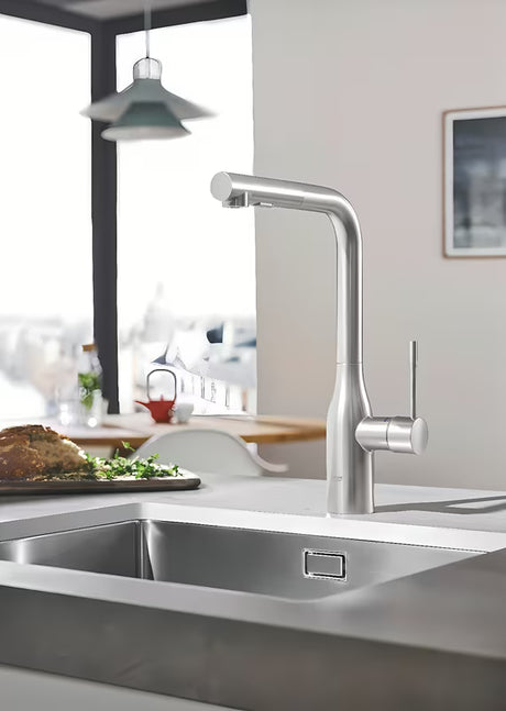 Grohe Essence New miješalica za sudoper s visokom zakretnom izljevnom cijevi i izvlačnim tušem u završnoj obradi supersteel.