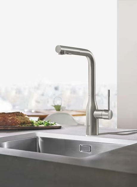 Grohe Essence New miješalica za sudoper s visokom zakretnom izljevnom cijevi i izvlačnim tušem u završnoj obradi supersteel.