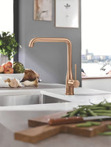 Miješalica za Sudoper Grohe Essence New s visokim zakretnim izljevom i izvlačnim tušem u izvedbi brushed warm sunset.