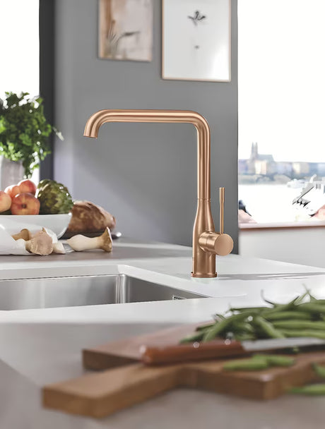 Miješalica za Sudoper Grohe Essence New s visokim zakretnim izljevom i izvlačnim tušem u izvedbi brushed warm sunset.