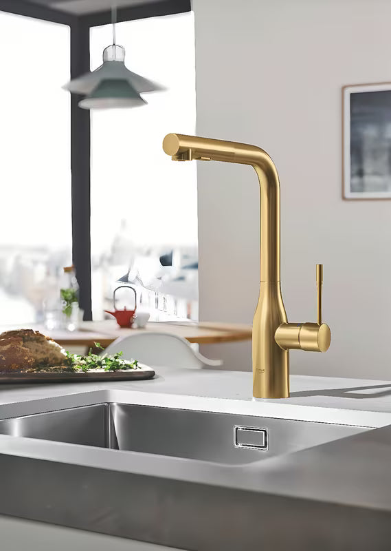 Miješalica za Sudoper Grohe Essence New s visokim izljevom i izvlačnim tušem u izvedbi brushed cool sunrise.