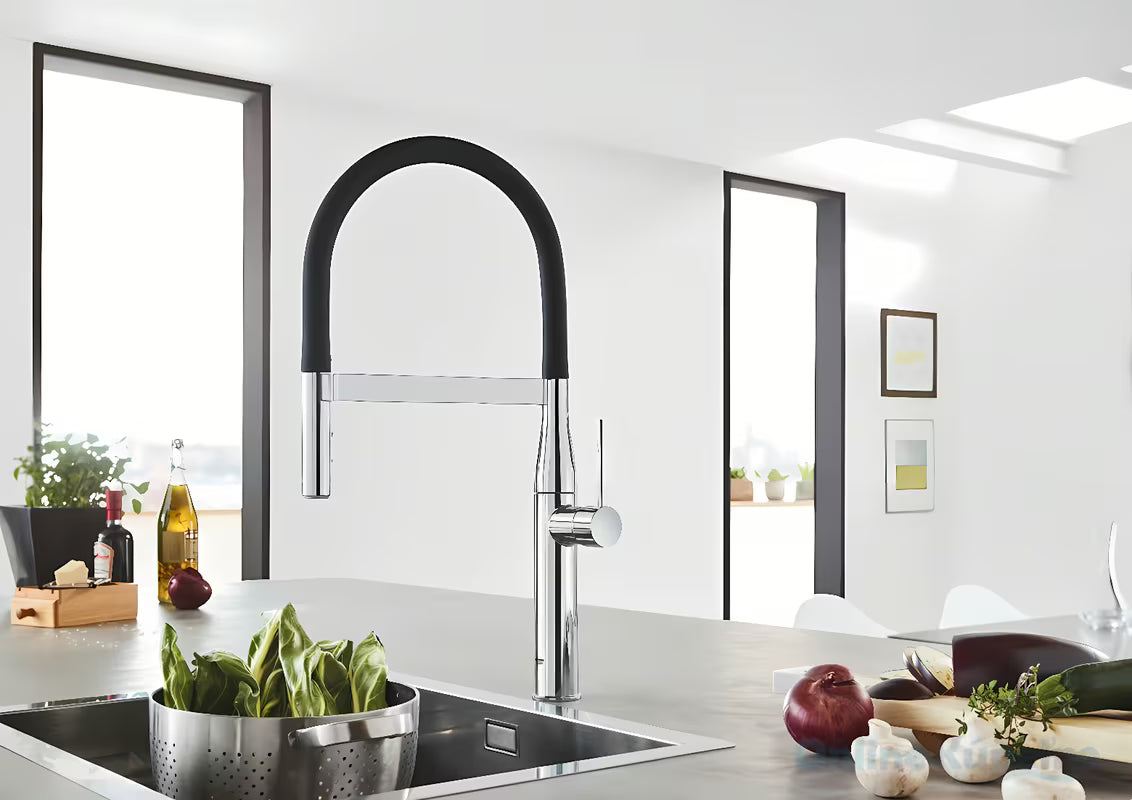 Kromirana miješalica za sudoper Grohe Essence New s izvlačivim tušem i visokim zakretnim izljevom