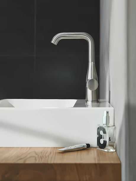 Visoka jednoručna baterija miješalica za umivaonik Grohe Essence New u izvedbi supersteel sa zakretnim izljevom