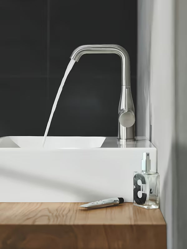 Visoka jednoručna baterija miješalica za umivaonik Grohe Essence New u izvedbi supersteel sa zakretnim izljevom