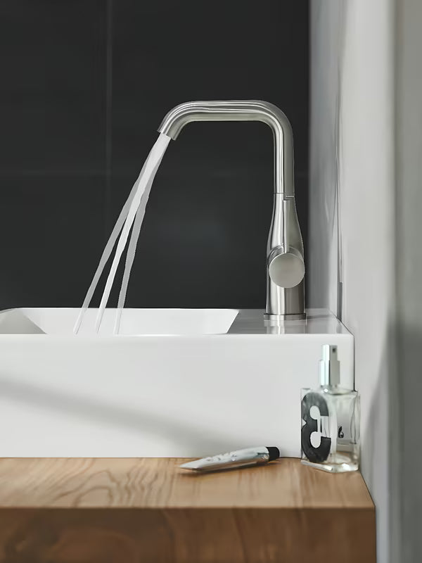 Visoka jednoručna baterija miješalica za umivaonik Grohe Essence New u izvedbi supersteel sa zakretnim izljevom