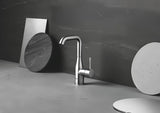 Visoka jednoručna baterija miješalica za umivaonik Grohe Essence New u izvedbi supersteel sa zakretnim izljevom