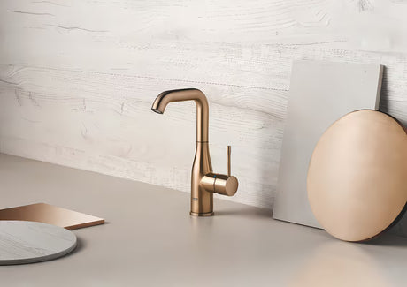 Visoka jednoručna baterija miješalica za umivaonik Grohe Essence New u završnoj obradi Brushed Warm Sunset s okretnim izljevom.