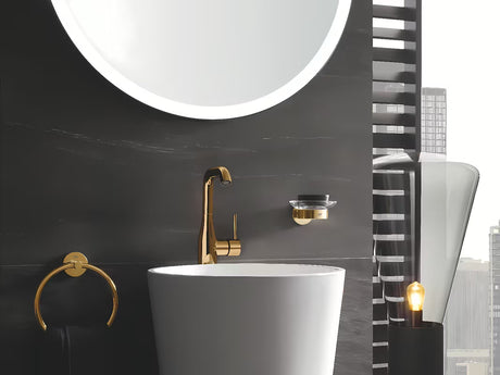 Visoka jednoručna baterija miješalica za umivaonik Grohe Essence New u završnoj obradi Cool Sunrise sa zakretnim izljevom.