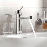Kromirana miješalica za umivaonik Grohe Essence New s ručicom i odvodnim setom.