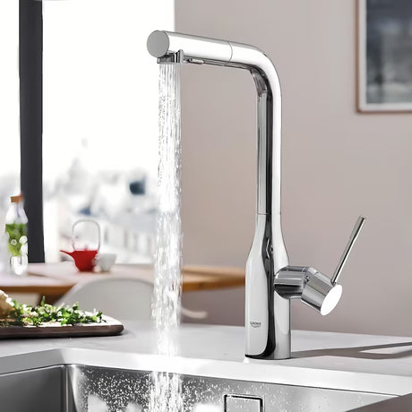 Kromirana miješalica za sudoper Grohe Essence New s visokim zakretnim izljevom i izvlačnim tušem