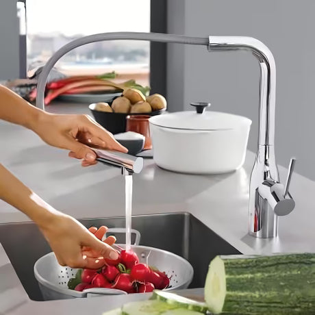 Kromirana miješalica za sudoper Grohe Essence New s visokim zakretnim izljevom i izvlačnim tušem