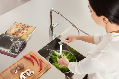 Kromirana miješalica za sudoper Grohe Essence New s visokim zakretnim izljevom i izvlačnim tušem