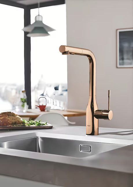 Miješalica za Sudoper Grohe Essence New s visokim okretnim izljevom i izvlačnim tušem u boji warm sunset.