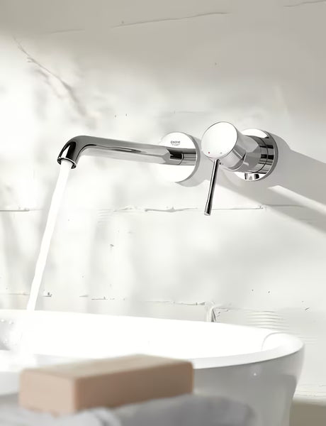 Kromirana podžbukna miješalica za umivaonik Grohe Essence New pro za zidnu montažu s ručicom i rozetom.