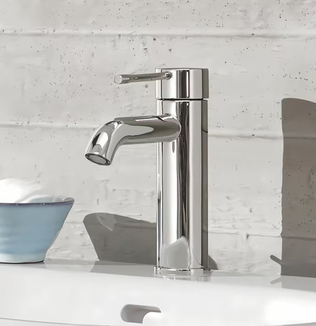 Kromirana jednoručna baterija miješalica za umivaonik Grohe Essence New s odvodnim setom i tehnologijama za uštedu vode.