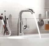 Kromirana miješalica za umivaonik Grohe Essence New sa srednje visokim izljevom i zakretnim izljevom