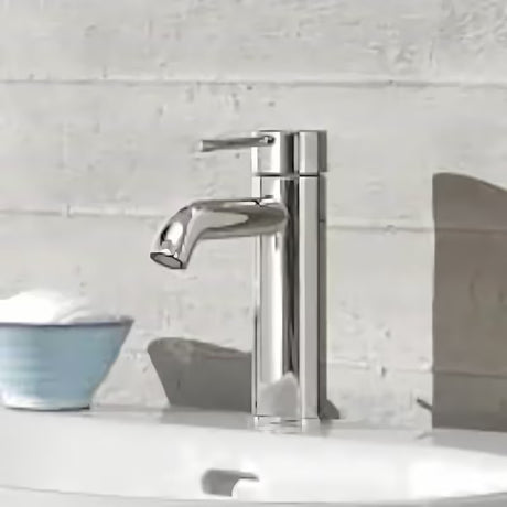 Kromirana jednoručna baterija miješalica za umivaonik Grohe Essence New s odvodnim setom i zakrivljenim izljevom.