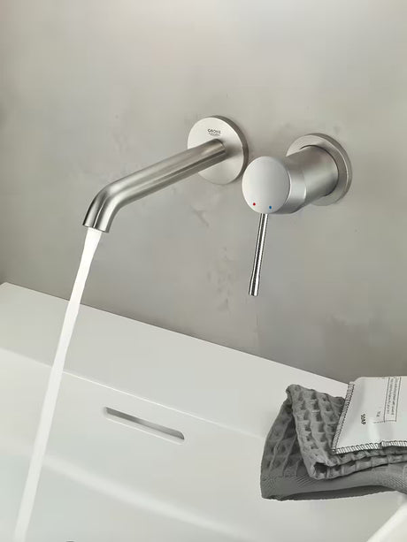 Podžbukna miješalica za umivaonik Grohe Essence New u mat izvedbi supersteel pro za zidnu montažu.