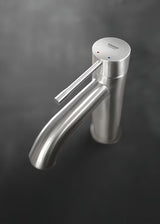 Umivaonička jednoručna baterija slavina Grohe Essence New s visokim izljevom i završnom obradom supersteel.