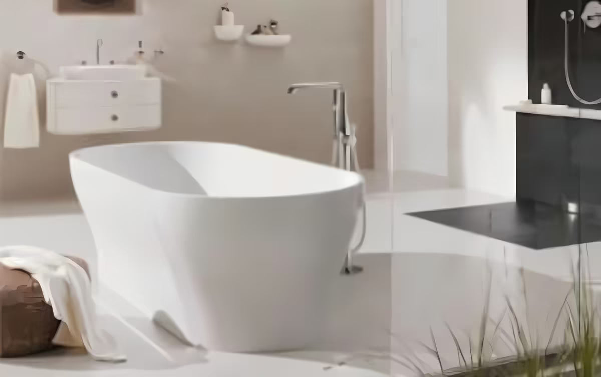 Podna miješalica za kadu Grohe Essence New u krom izvedbi s ručnim tušem i zakretnim izljevom